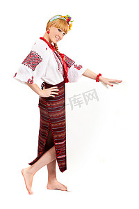 传统刺绣海报摄影照片_女人穿乌克兰民族服饰