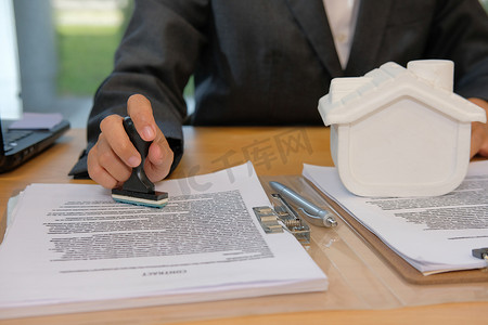 房地产经纪人在抵押贷款合同协议文件上盖章