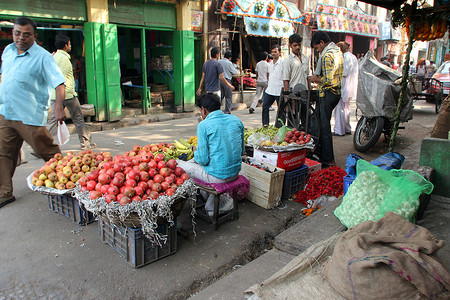 卖主在室外卖水果在加尔各答