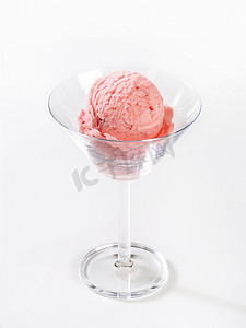 高脚玻璃草莓冰淇淋