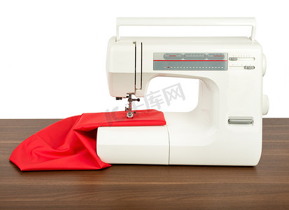 缝纫机和红色织物隔离在白色