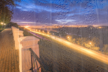 雨后玻璃摄影照片_夜晚公园的灯光散乱，雨后湿玻璃
