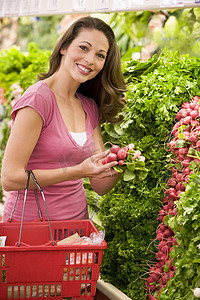 在农产品区购物的女性