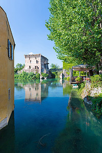 意大利风情摄影照片_博尔盖托 Mincio 河上的中世纪建筑