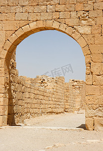 古老石曲拱和墙壁