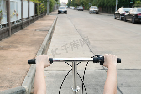 骑手在柏油路上驾驶自行车。
