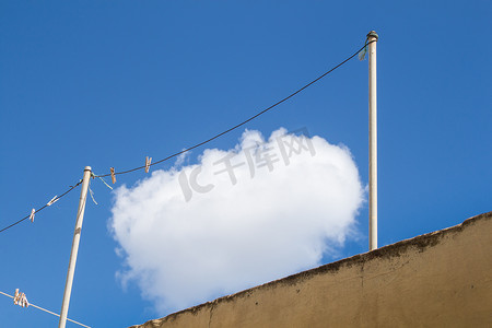 蓝色白云摄影照片_晾衣架上干净的白云