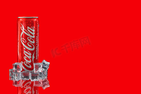 马来西亚吉隆坡- 2020年10月19日：红色背景中的可口可乐或可乐饮料