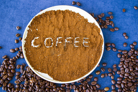 咖啡字母和咖啡粉上的文字