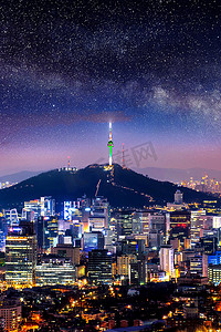韩国首尔的市中心城市景观和首尔塔与银河景观。