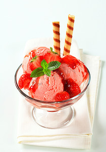 草莓圣代摄影照片_草莓冰淇淋圣代