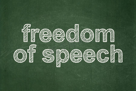 政治概念： 黑板背景上的言论自由