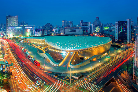 现代大门摄影照片_东大门设计广场是由扎哈·哈迪德设计的首尔现代建筑。