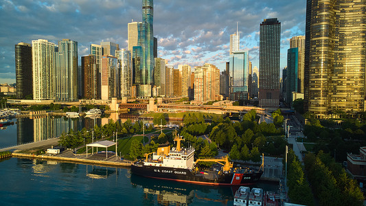 芝加哥摄影照片_芝加哥海军码头的美国海岸警卫队在晨光中拥有迷人的天际线