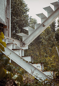 白铁楼梯或白钢楼梯，废弃建筑废墟中的白金属楼梯随着时间的推移以及结构元素和废墟的可见部分而恶化。