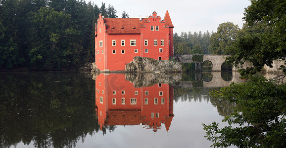 水城摄影照片_捷克共和国的红水城堡——Cervena Lhota