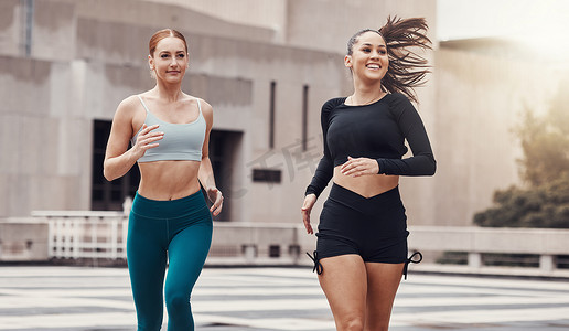 女人、朋友们在城市里一起跑步锻炼、健康和健康强壮的身体，以便在早上进行团队合作。