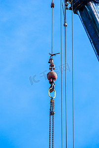 蓝天吊车上挂着吊钩和链条的重量