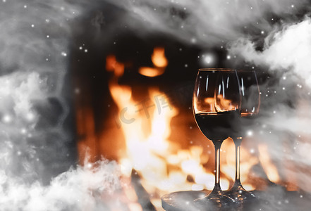 冬季气氛和圣诞假期，壁炉前的酒杯在窗玻璃上覆盖着雪花效果，假期背景