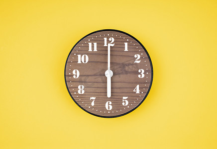 黄色背景上 6 点钟的复古木钟。