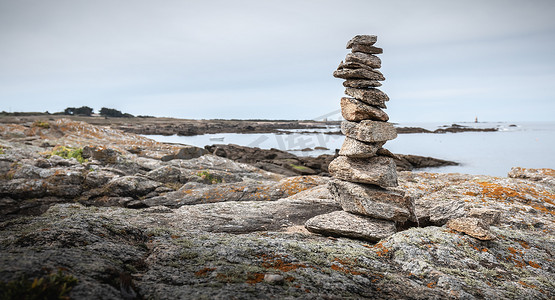 石凯摄影照片_Yeu 岛上远足径上的石标
