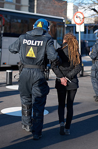 警察在城市抗议、犯罪和执法、街头示威时逮捕妇女。