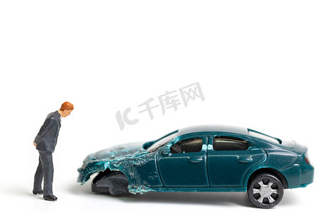 微型人物：事故现场，白色背景的车祸