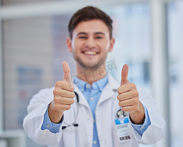 医疗保健、竖起大拇指和医院医生的画像，手签表示好消息、协议和成功。