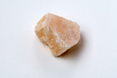 红色石膏石矿物，白色背景，特写，黑色背景