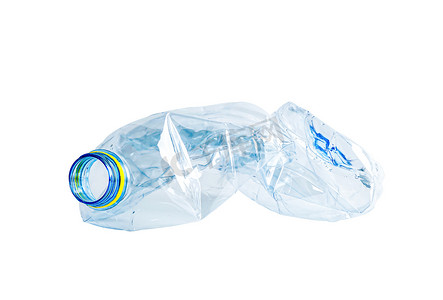塑料水瓶与空皱巴巴的使用隔离在白色背景与剪裁路径，再利用，回收，污染，环境，生态，全球变暖概念。