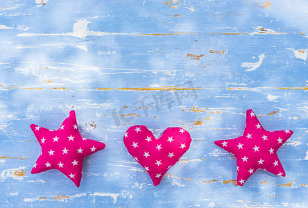 蓝色背景上的粉色星星和心形边框