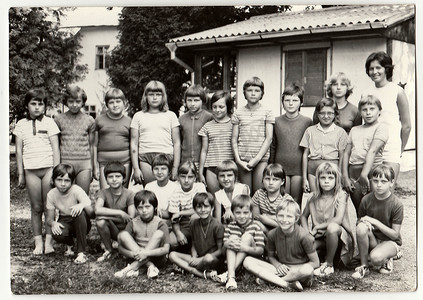 女八十年代摄影照片_复古照片显示夏令营中的青少年和女酋长。