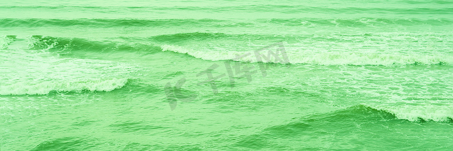 绿色水波纹摄影照片_真实照片海水波浪，抽象背景，自然力量，亮绿色更多库存