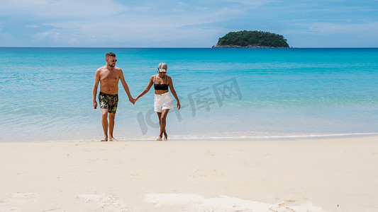 一对夫妇在泰国普吉岛卡塔海滩散步