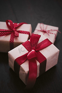 礼品和传统节日礼物，木制背景的经典礼盒，用红丝带工艺纸包裹的礼物，季节性假期的复古乡村风格
