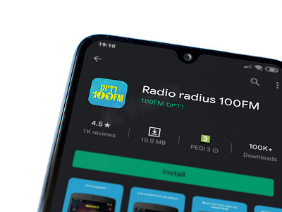 黑色手机显示屏上的 Radius 100FM 应用程序播放商店页面