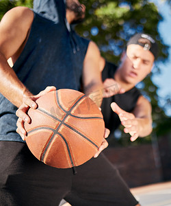 游戏治疗摄影照片_篮球运动员、运球运球和在篮球场上打球以进行健身、治疗和训练。