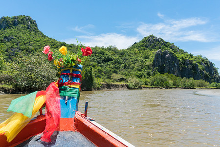 Khao Dang 运河上的渔船和 Pr 的岩石或石山