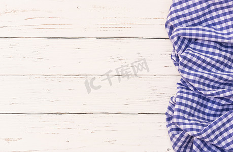 白色木桌面背景纹理，带有质朴的蓝色桌布