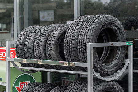 白俄罗斯，戈梅利地区 — 2020年8月21日：汽车轮胎存放在加油站出售