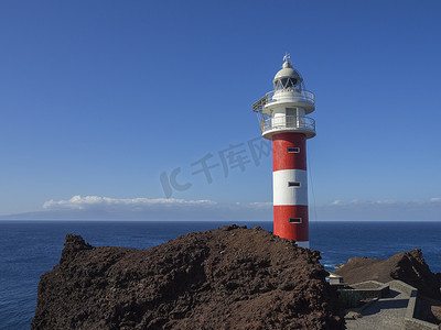西特内里费加那利岛蓬塔德特诺角的红白灯塔，熔岩蓝海和清澈的夏日天空