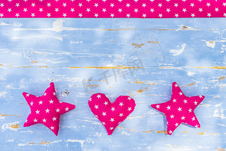 蓝色背景上的粉色星星和心形边框