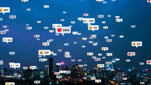 互惠摄影照片_社交媒体图标飞越市中心，显示人们互惠联系