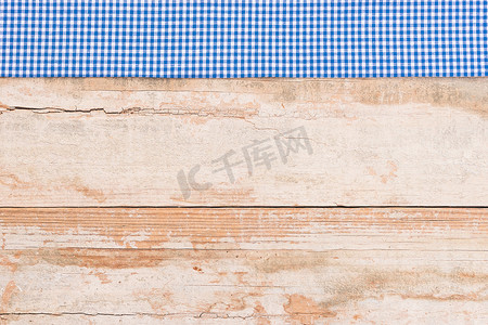 厨房桌面背景摄影照片_木桌面背景纹理，带有质朴的蓝色桌布