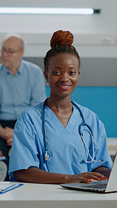 医务室护士在笔记本电脑键盘上打字的肖像