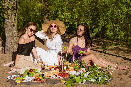 女朋友们在夏天的野餐中庆祝。
