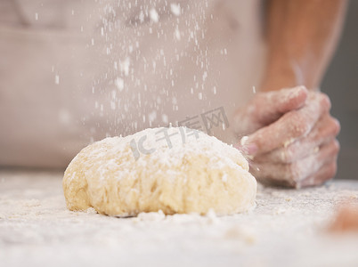 女人的手、烘焙或面粉洒在厨房的桌子、台面或桌子上，用于糕点盘、小麦蛋糕或午餐派食品。
