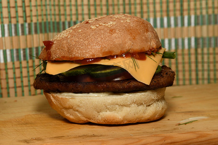 蔬菜饼汉堡摄影照片_砧板上的芝士汉堡