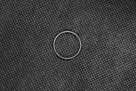 黑色透明背景上的圆环