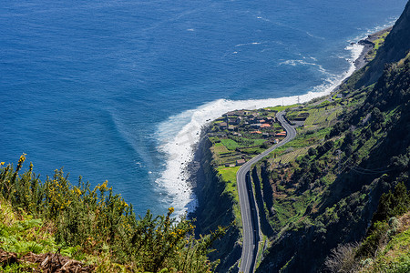 沿着陡峭的悬崖边俯瞰大海的蜿蜒道路的美景